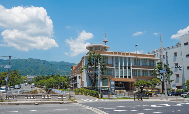 神戸市立御影公会堂と石屋川の写真